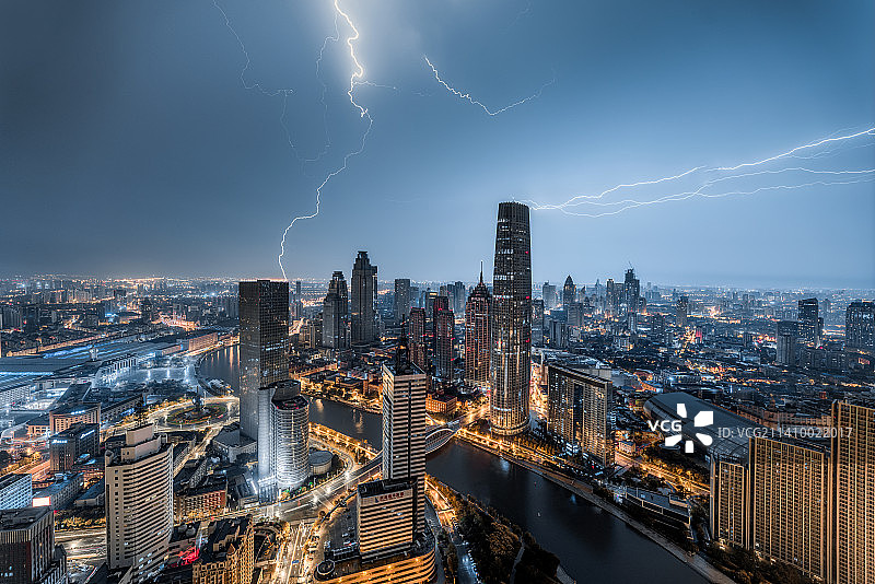 天津城市闪电雷击瞬间图片素材