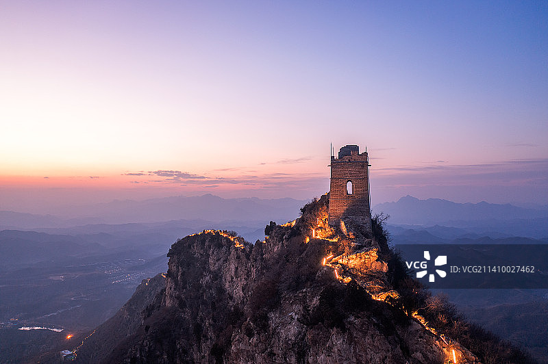 北京市密云区古北水镇司马台长城仙女楼夜景图片素材