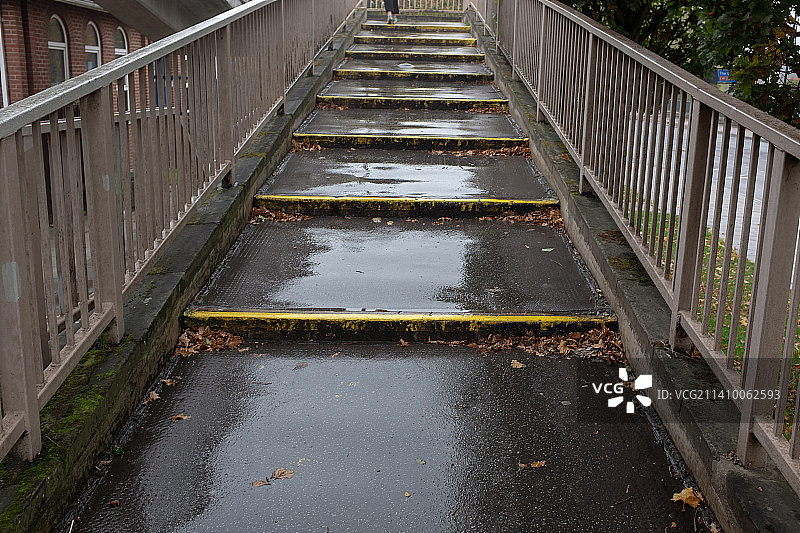 通往雨中桥梁的台阶图片素材