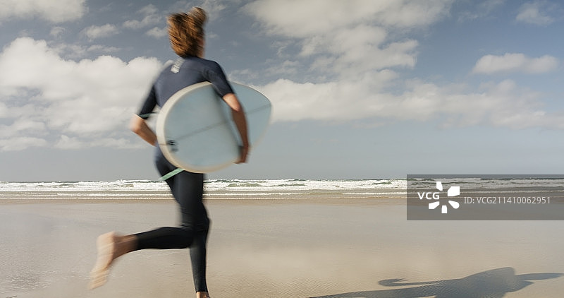 晴朗夏日冲浪者奔向浪头图片素材