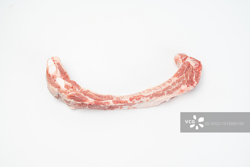 白底的整根新鲜猪排骨图片素材