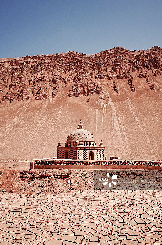 烈日下的金色沙漠建筑图片素材