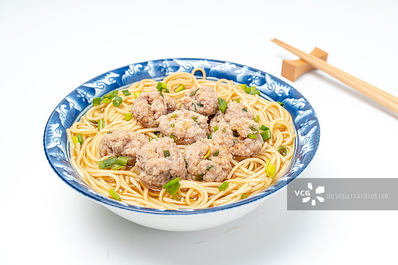 白色背景，湖南特色早餐，肉丸汤面，图片素材