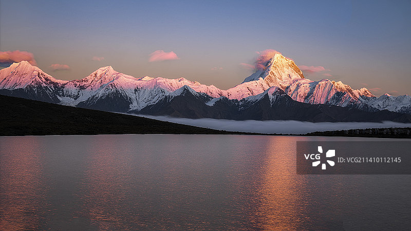 在冷嘎措观粉红色的贡嘎金山图片素材