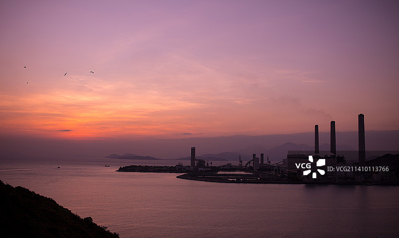 山顶俯瞰香港南丫岛海上日落图片素材