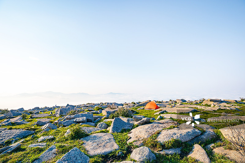 露营在山间草地上搭起帐篷享受生活图片素材