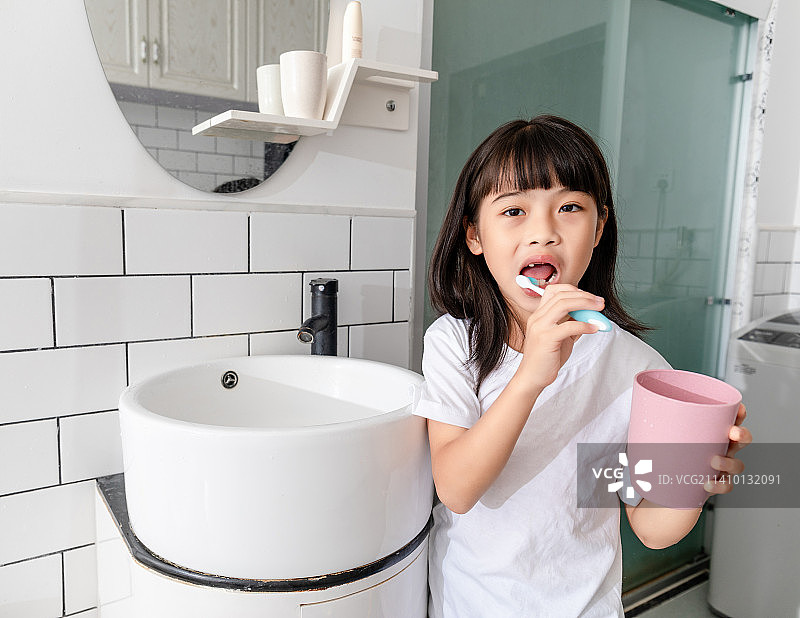 正在刷牙的中国小女孩图片素材