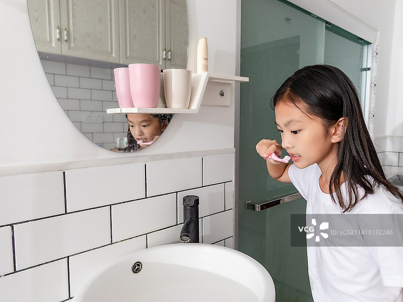 正在刷牙的中国小女孩图片素材