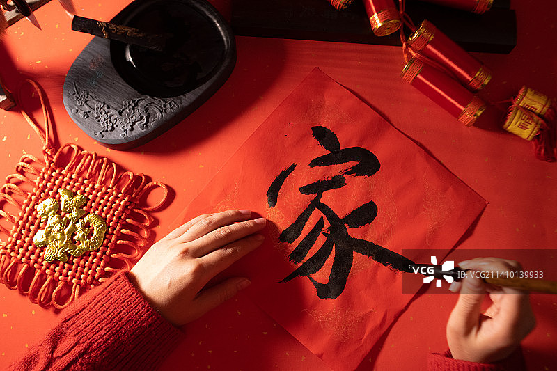 春节写春联福字过年氛围图片素材