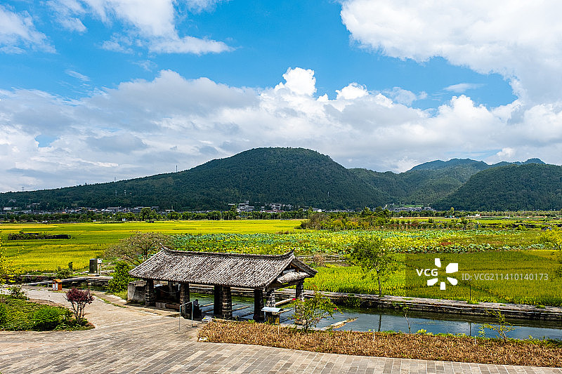 云南和顺古镇小河流水洗衣亭田园风光图片素材