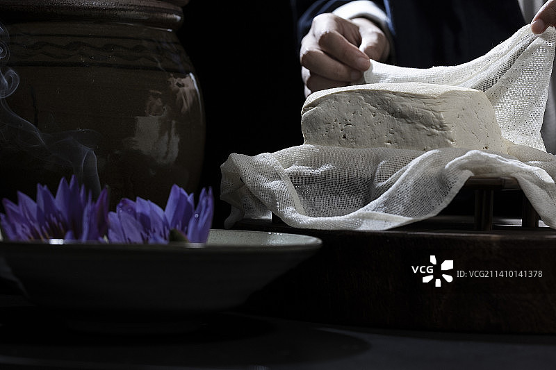 中华美食宋宴系列：制作传统手工豆腐图片素材