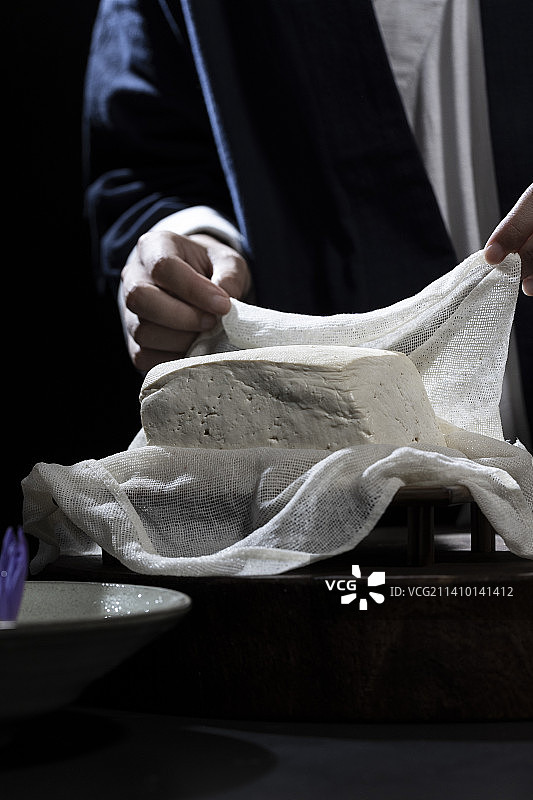 中华美食宋宴系列：制作传统手工豆腐图片素材