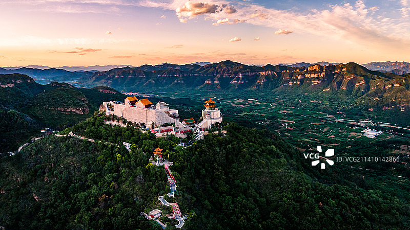 夕阳下的北京市平谷区丫髻山图片素材