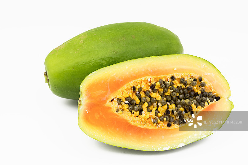 白色背景中未成熟的番木瓜图片素材