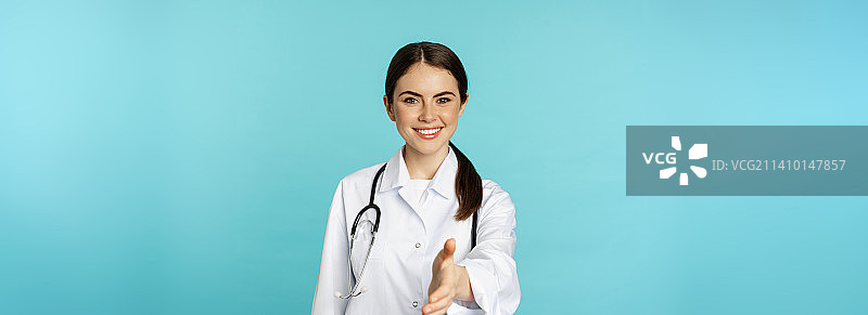 微笑的职业女医生、理疗师伸出手，准备握手图片素材