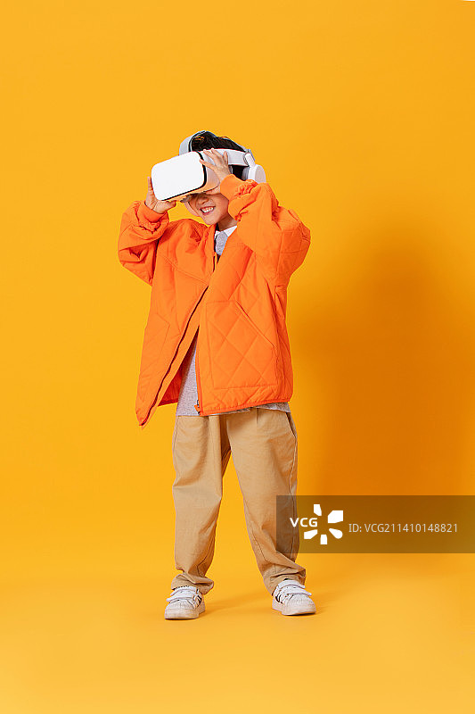 使用VR的小男孩图片素材