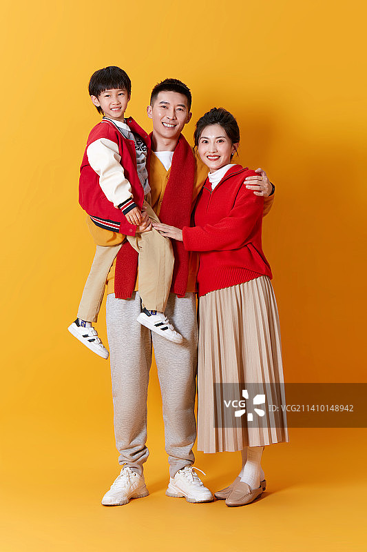 拥抱着的一家三口全家福图片素材