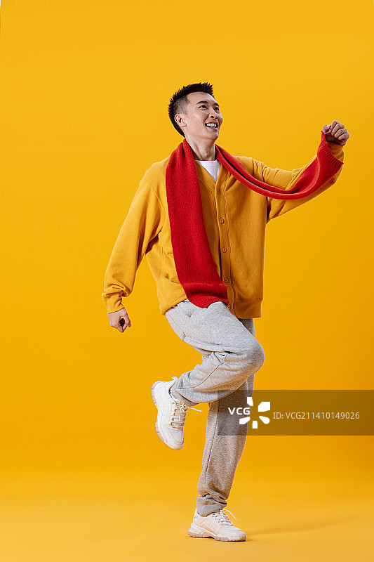 奔跑姿势的中青年男性图片素材