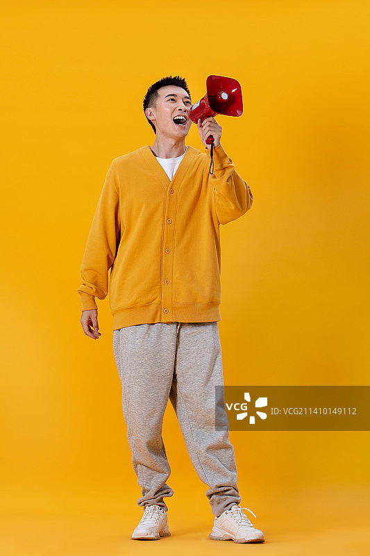 手拿红色喇叭的中青年男性图片素材