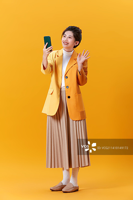 身着西装与长裙搭配的年轻女性图片素材