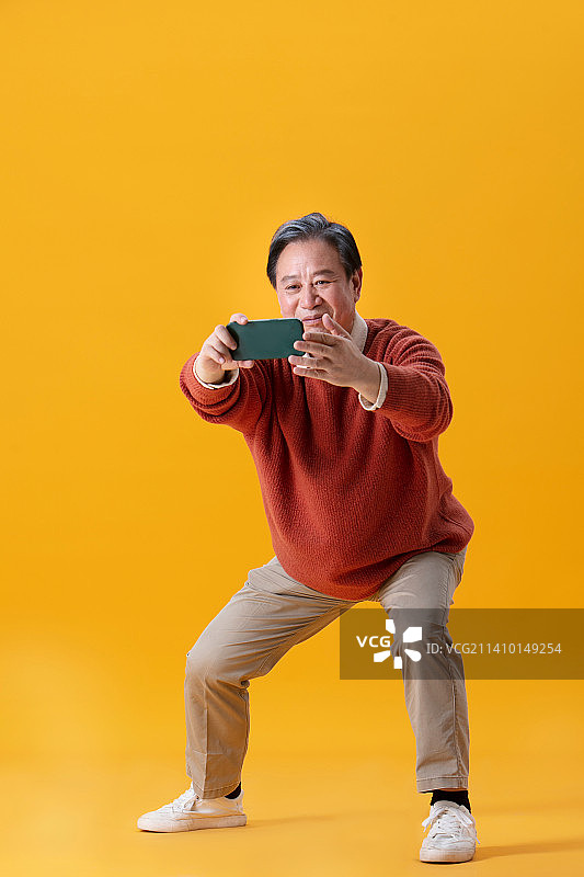 使用手机的中老年男人图片素材