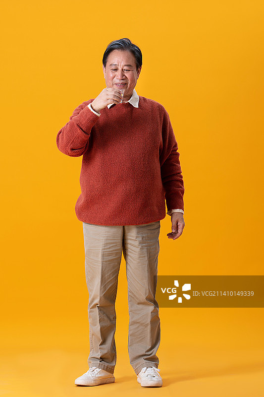 手拿酒杯的老年男性图片素材