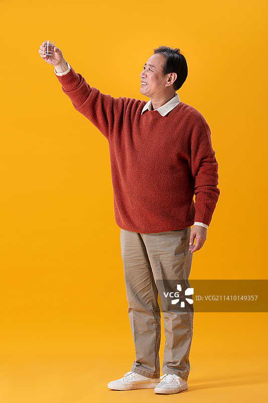 手拿酒杯的老年男性图片素材