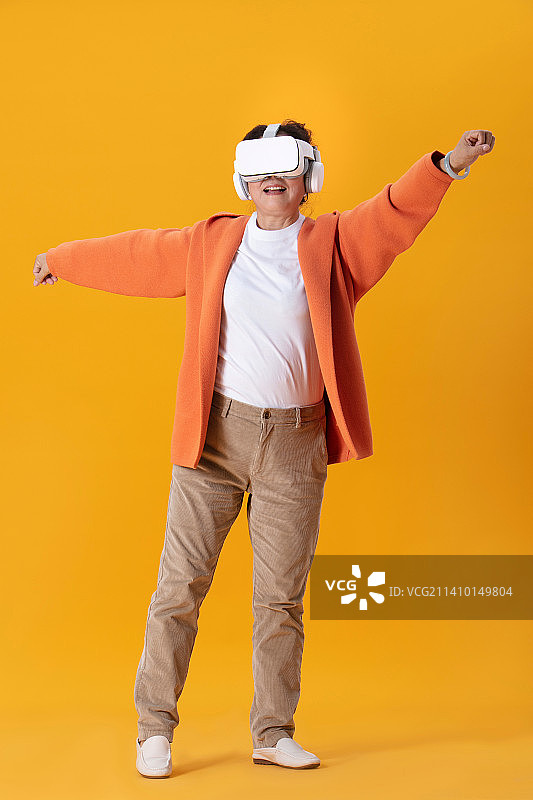 头戴VR的老年女性图片素材