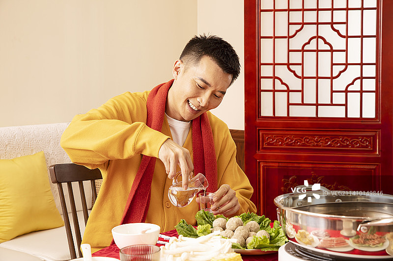 吃着火锅喝着小酒的男人图片素材