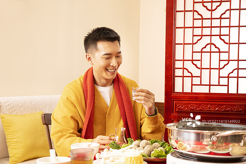 吃着火锅喝着小酒的男人图片素材
