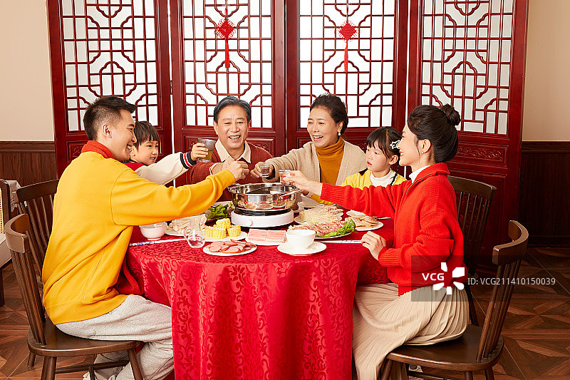 一家六口的团圆聚餐图片素材