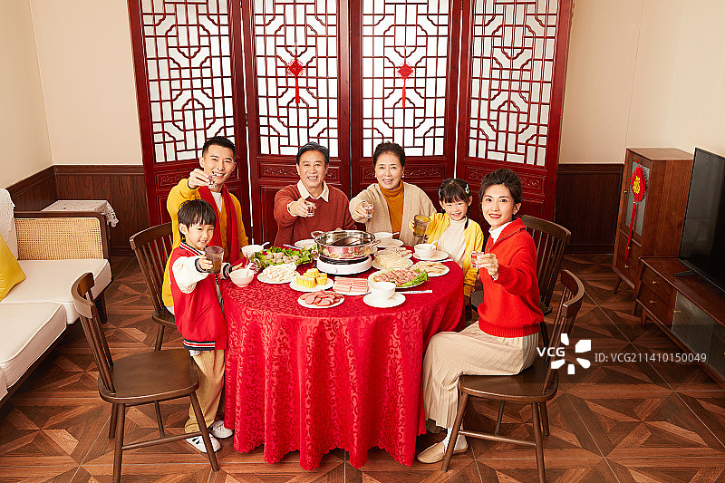 一家六口的团圆聚餐图片素材