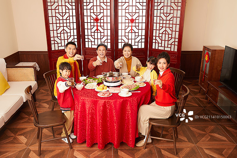 一家六口的团圆聚餐图片素材
