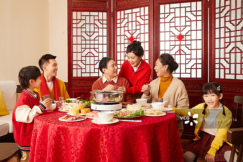 一家六口的团圆聚餐图片素材