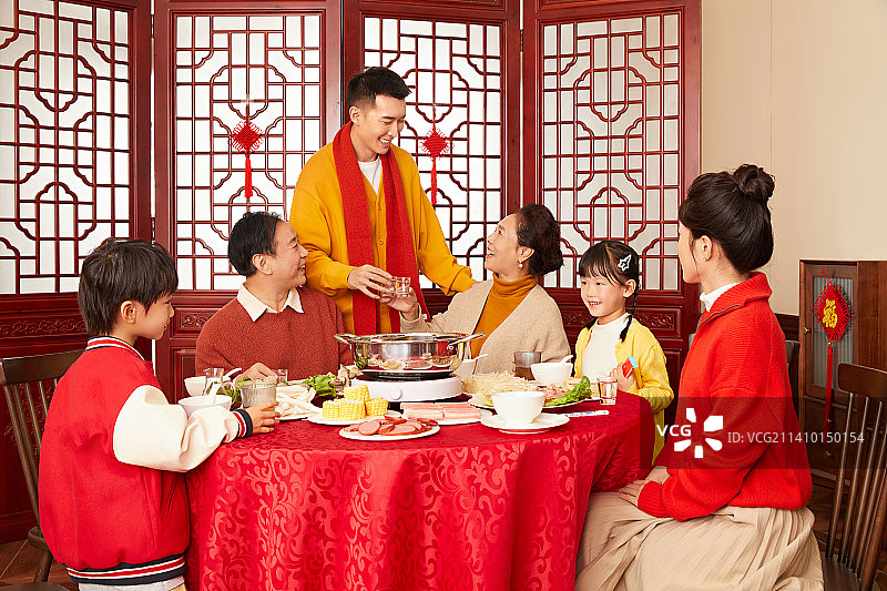 一家六口的团圆聚餐图片素材