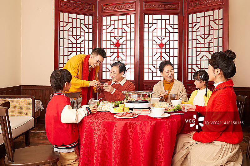 一家六口的团圆聚餐图片素材