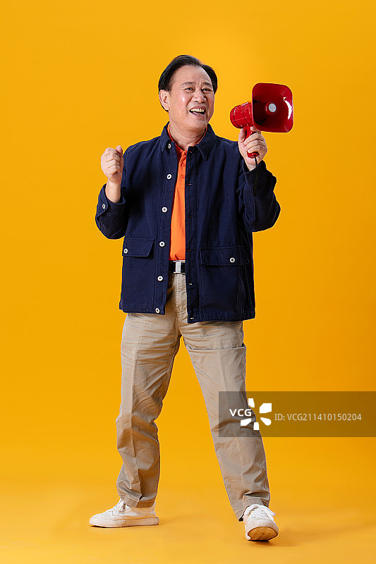 手持红色小喇叭的老年男性图片素材