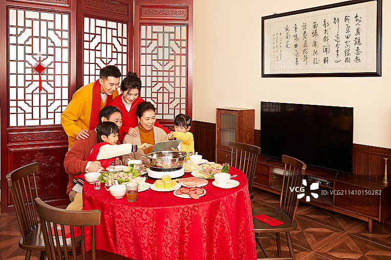 一家六口使用平板电脑与他人互动视频图片素材