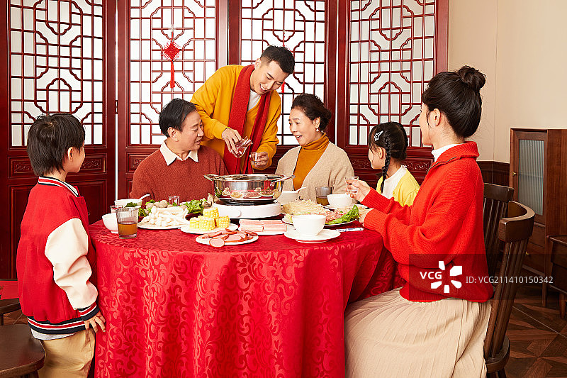 一家六口的团圆聚餐图片素材