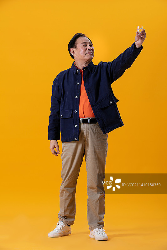 手拿酒杯的老年人图片素材