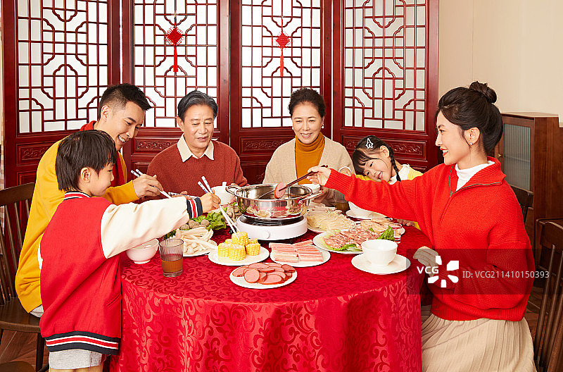 一家六口的团圆聚餐图片素材