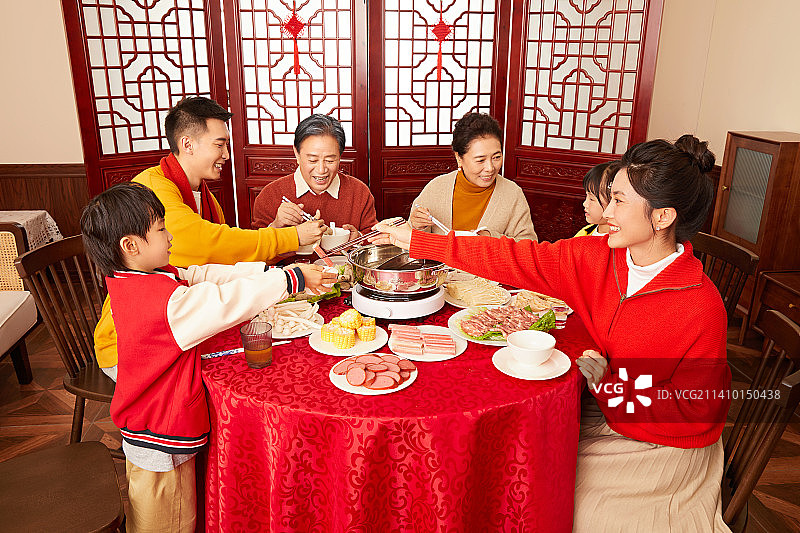 一家六口的团圆聚餐图片素材