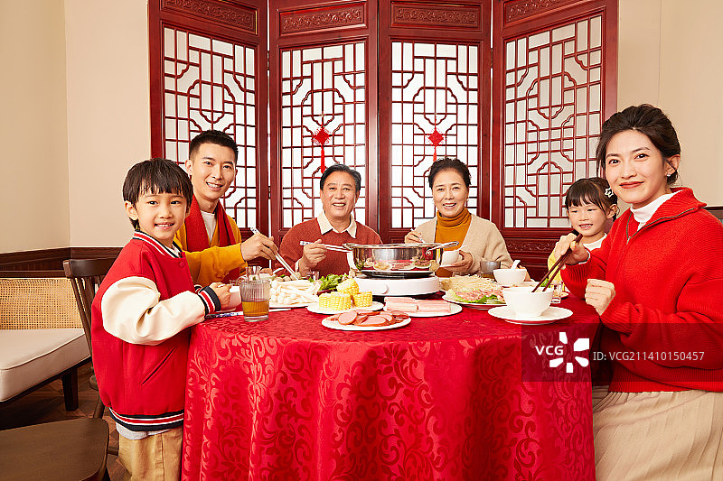 一家六口的团圆聚餐图片素材