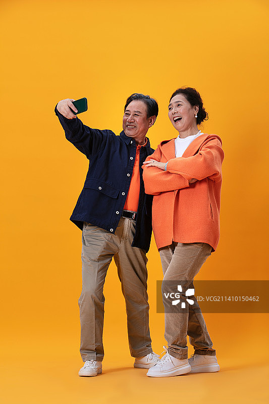 在一起幸福快乐的两个老年人图片素材