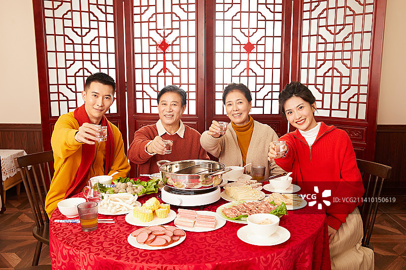 一家四口吃团圆饭图片素材