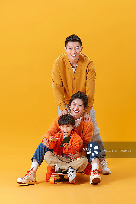 一起做亲子活动的一家三口图片素材