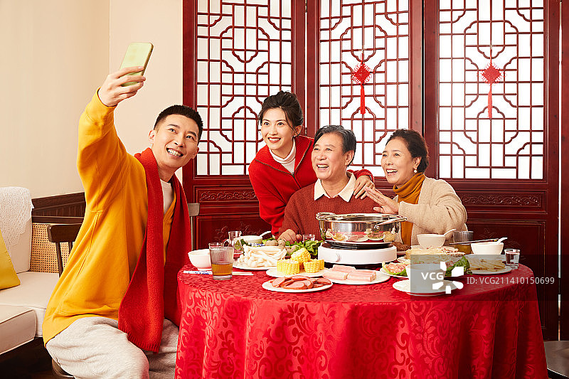 使用手机拍视频的一家四口图片素材