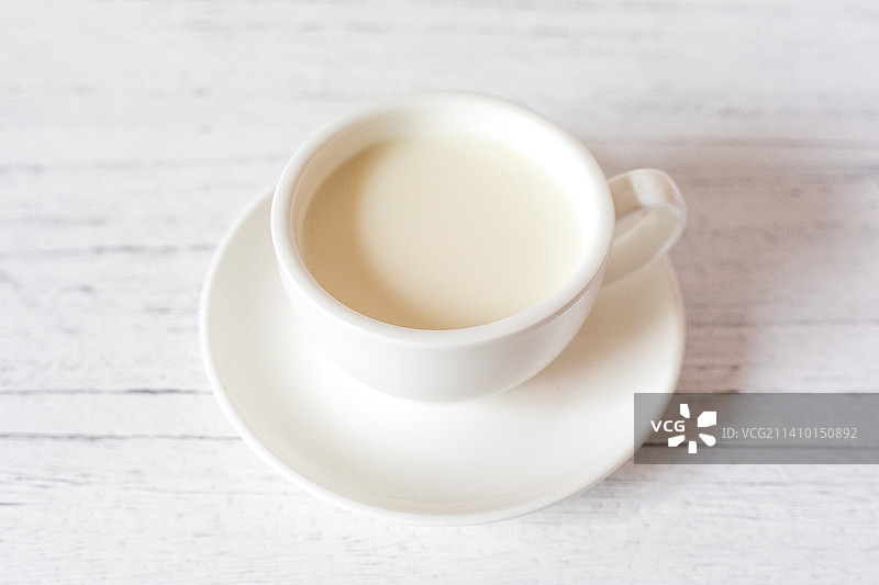 白色木纹桌面上的牛奶饮品图片素材