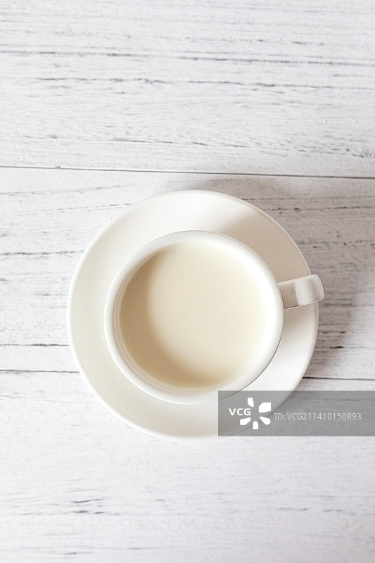 白色木纹桌面上的牛奶饮品图片素材