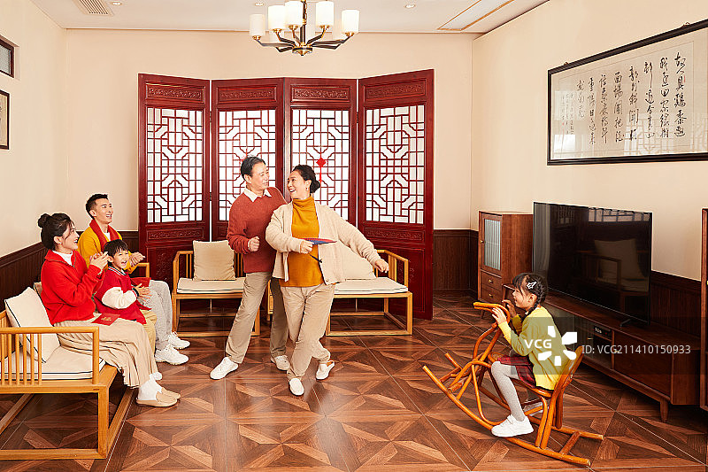 一家六口在客厅里自娱自乐图片素材